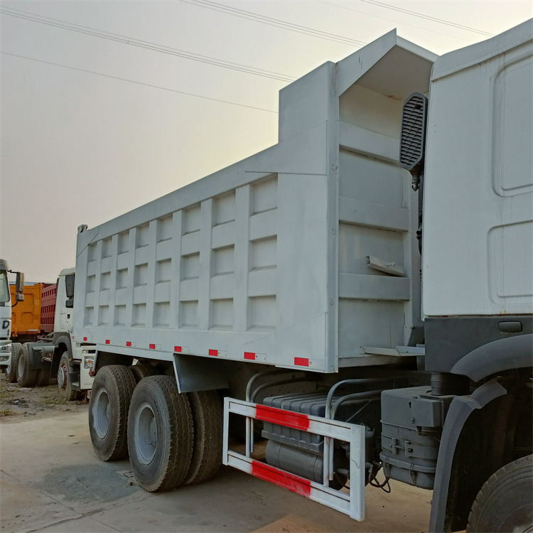 Sinotruck - Sklápěč: obrázek 5 Sinotruck - Sklápěč: obrázek 5