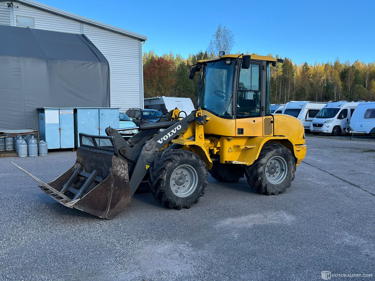 Volvo L35B Pro, pyöräkuormaaja avattavalla kauhalla ja piikeillä, 2005, Vihti - Kolový nakladač: obrázek 1 Volvo L35B Pro, pyöräkuormaaja avattavalla kauhalla ja piikeillä, 2005, Vihti - Kolový nakladač: obrázek 1