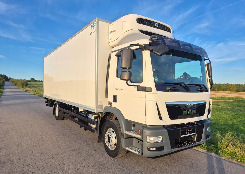 MAN TGM 15.250 7.5m winda AUTOMAT KLIMA z Niemiec EURO 6 / CHŁODNIA T-1000R THERMOKING - Chladírenský nákladní automobil: obrázek 3 MAN TGM 15.250 7.5m winda AUTOMAT KLIMA z Niemiec EURO 6 / CHŁODNIA T-1000R THERMOKING - Chladírenský nákladní automobil: obrázek 3