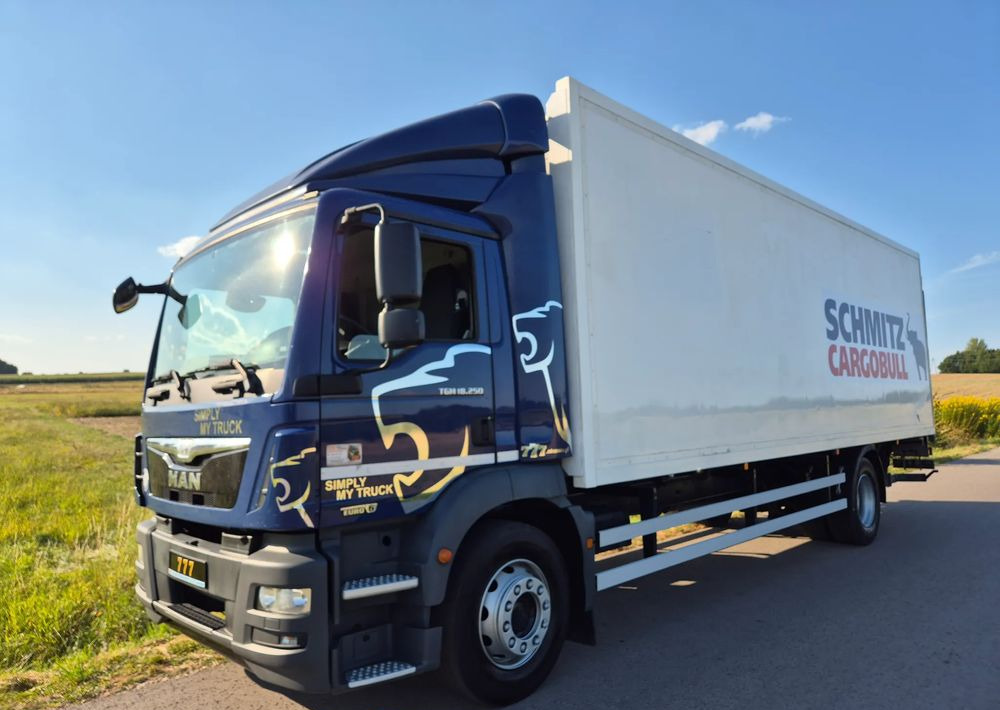 MAN TGM 18.250 Carrier 1950 D/E z Holandii / TOP STAN / 7.5m / 18 palet / winda + drzwi boczne / OKAZJA - Chladírenský nákladní automobil: obrázek 1 MAN TGM 18.250 Carrier 1950 D/E z Holandii / TOP STAN / 7.5m / 18 palet / winda + drzwi boczne / OKAZJA - Chladírenský nákladní automobil: obrázek 1