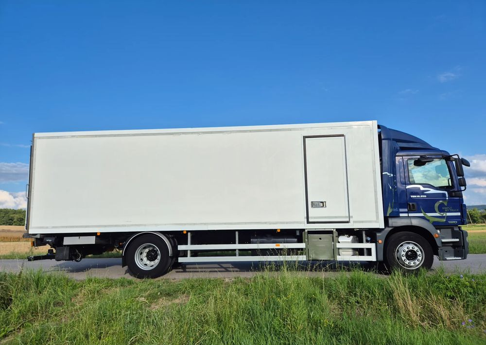 MAN TGM 18.250 Carrier 1950 D/E z Holandii / TOP STAN / 7.5m / 18 palet / winda + drzwi boczne / OKAZJA - Chladírenský nákladní automobil: obrázek 4 MAN TGM 18.250 Carrier 1950 D/E z Holandii / TOP STAN / 7.5m / 18 palet / winda + drzwi boczne / OKAZJA - Chladírenský nákladní automobil: obrázek 4