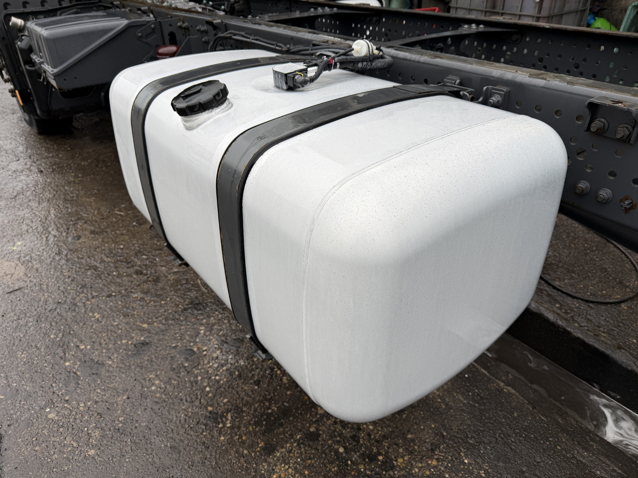 Mercedes Actros MP 4 Antos 390L - Palivová nádrž: obrázek 3 Mercedes Actros MP 4 Antos 390L - Palivová nádrž: obrázek 3