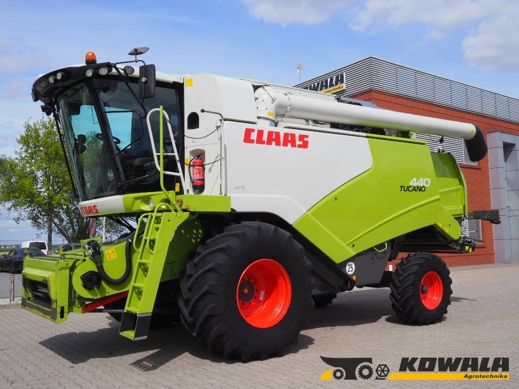 Claas Tucano 440 + V620 - Sklízecí mlátička: obrázek 1 Claas Tucano 440 + V620 - Sklízecí mlátička: obrázek 1