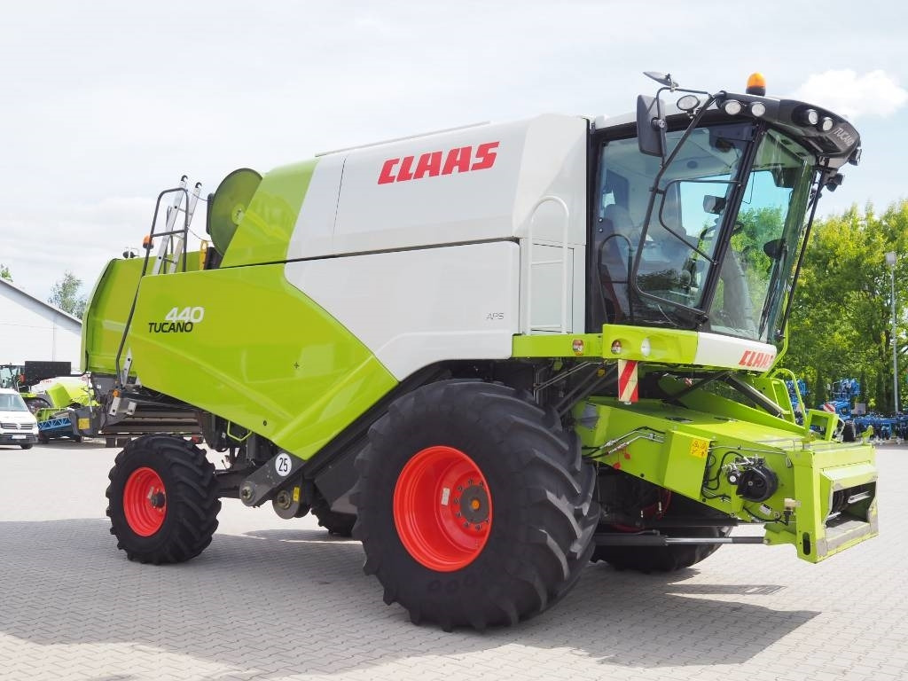 Claas Tucano 440 + V620 - Sklízecí mlátička: obrázek 4 Claas Tucano 440 + V620 - Sklízecí mlátička: obrázek 4