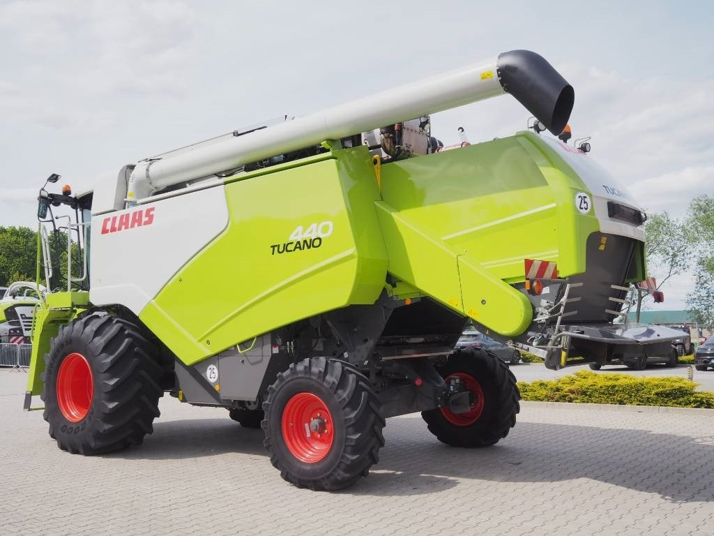 Claas Tucano 440 + V620 - Sklízecí mlátička: obrázek 2 Claas Tucano 440 + V620 - Sklízecí mlátička: obrázek 2