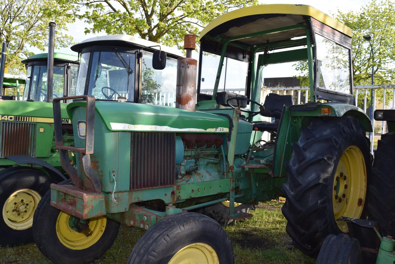 John Deere 2130 - Traktor: obrázek 2 John Deere 2130 - Traktor: obrázek 2