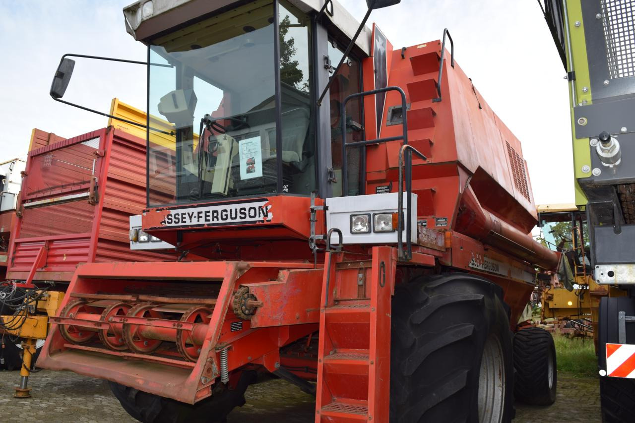 Massey Ferguson MF 38 - Sklízecí mlátička: obrázek 1 Massey Ferguson MF 38 - Sklízecí mlátička: obrázek 1