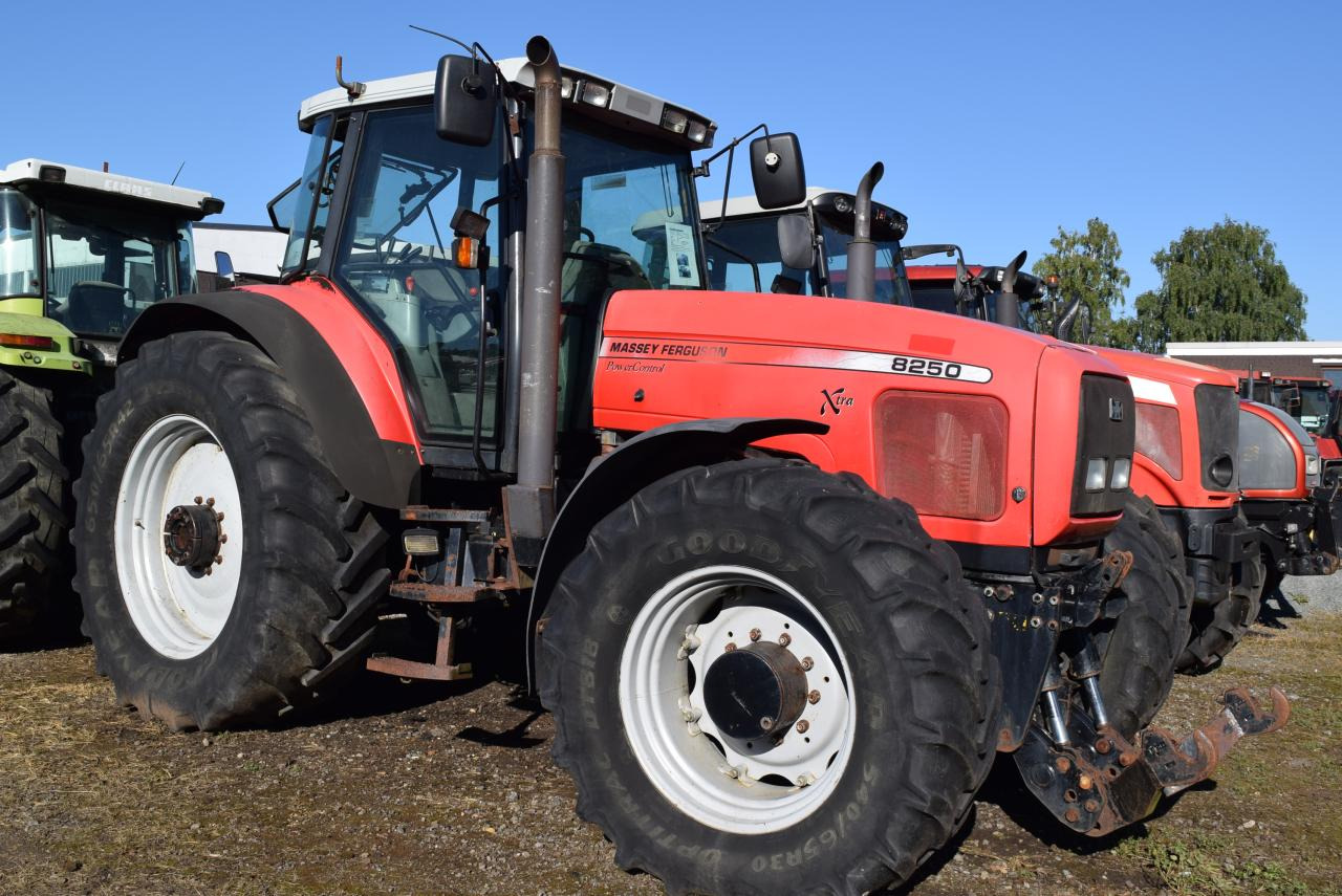 Massey Ferguson MF 8250 - Traktor: obrázek 1 Massey Ferguson MF 8250 - Traktor: obrázek 1
