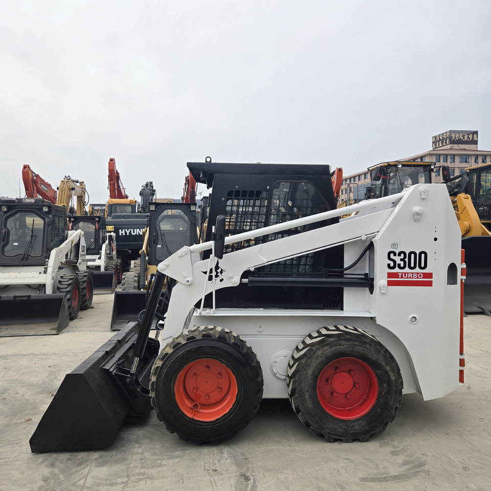 BOBCAT S300 - Smykový nakladač: obrázek 1 BOBCAT S300 - Smykový nakladač: obrázek 1