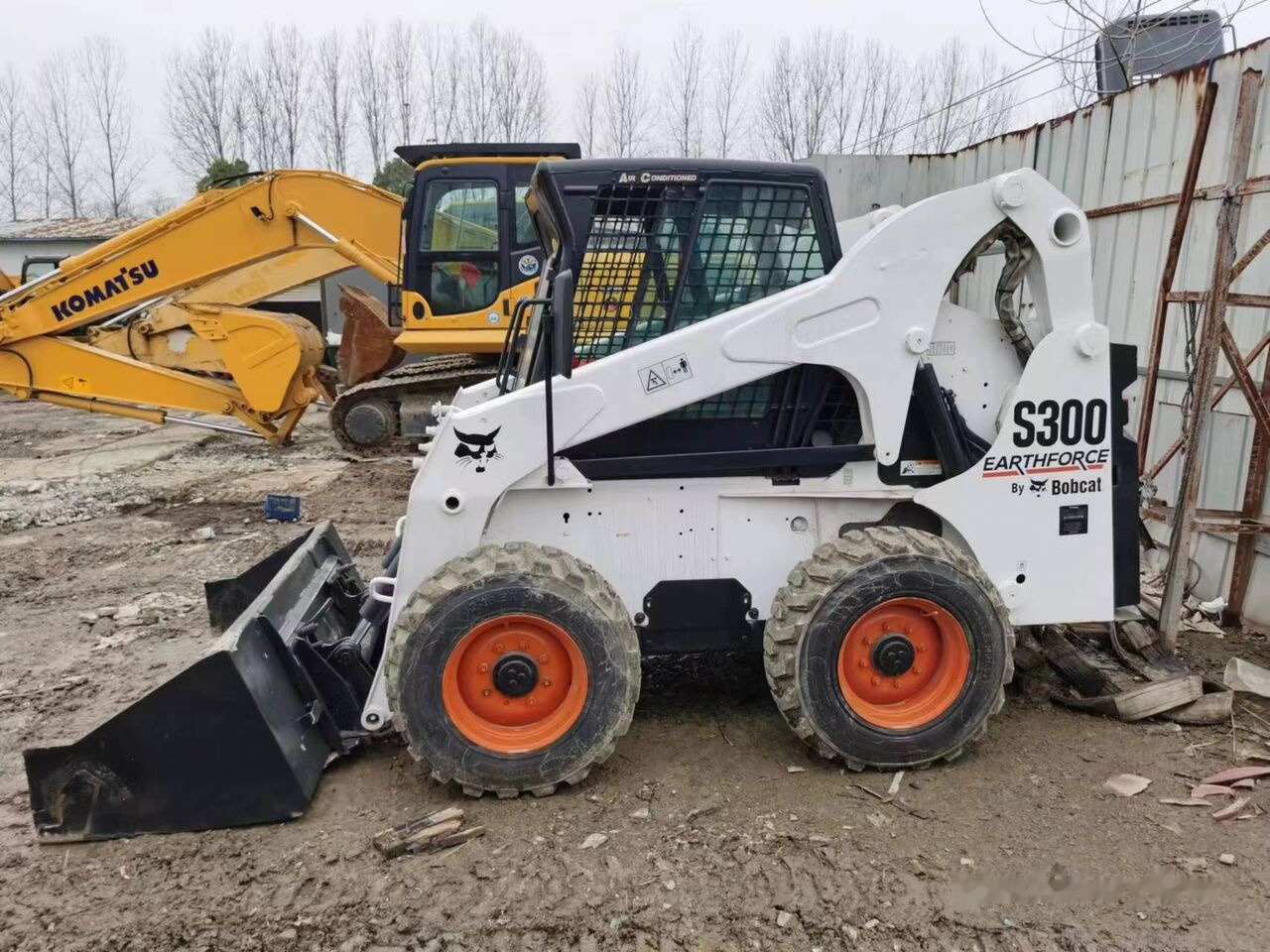 Bobcat S300 - Smykový nakladač: obrázek 3 Bobcat S300 - Smykový nakladač: obrázek 3