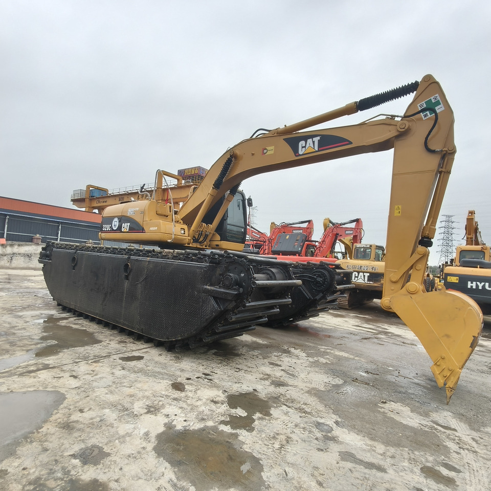 CAT 320C - Plovoucí bagr: obrázek 2 CAT 320C - Plovoucí bagr: obrázek 2