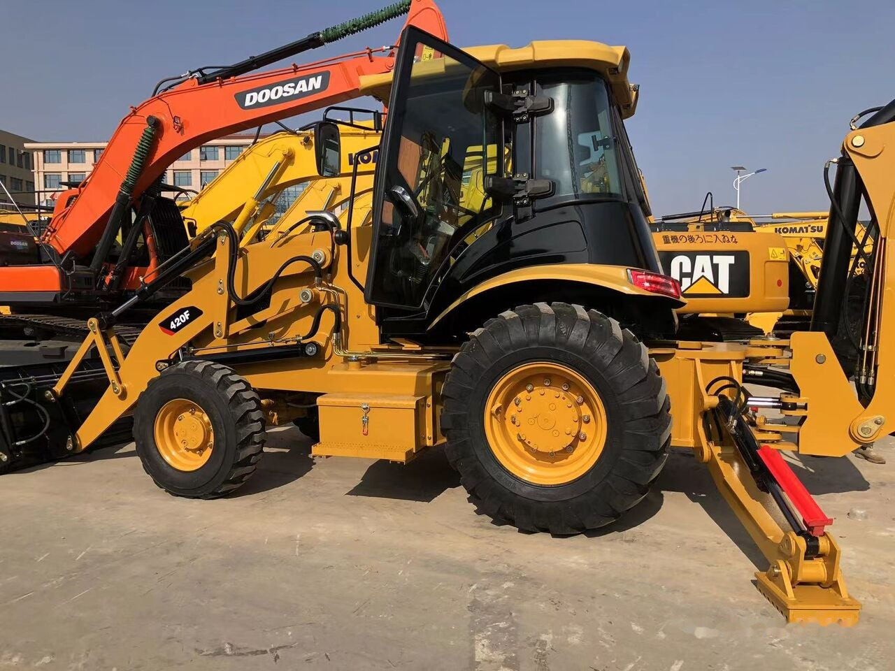 Rýpadlo-nakladač Caterpillar 420F: obrázek 1