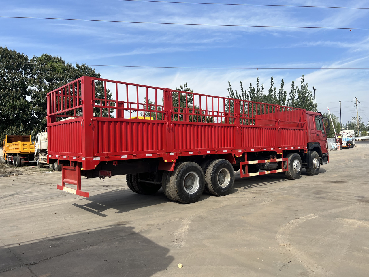 SINOTRUK HOWO 8*4 Fence Truck - Nákladní auto: obrázek 2 SINOTRUK HOWO 8*4 Fence Truck - Nákladní auto: obrázek 2