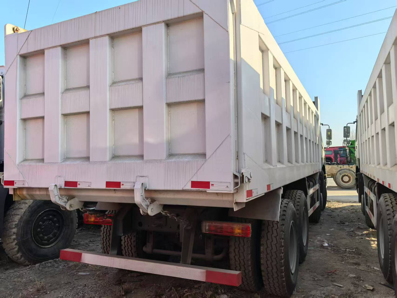 SINOTRUK HOWO 8x4 - Sklápěč: obrázek 3 SINOTRUK HOWO 8x4 - Sklápěč: obrázek 3