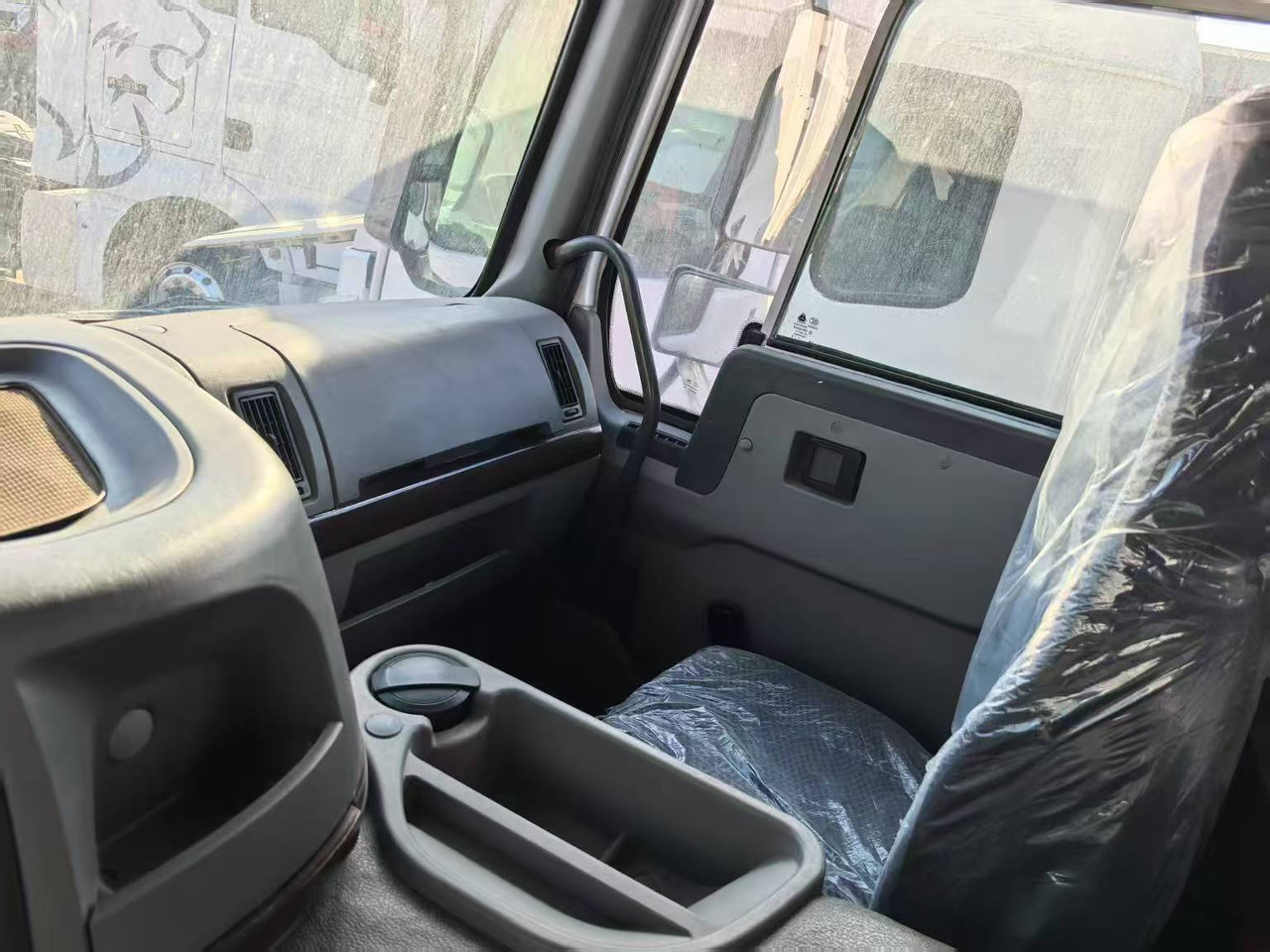 SINOTRUK HOWO 8x4 - Sklápěč: obrázek 5 SINOTRUK HOWO 8x4 - Sklápěč: obrázek 5