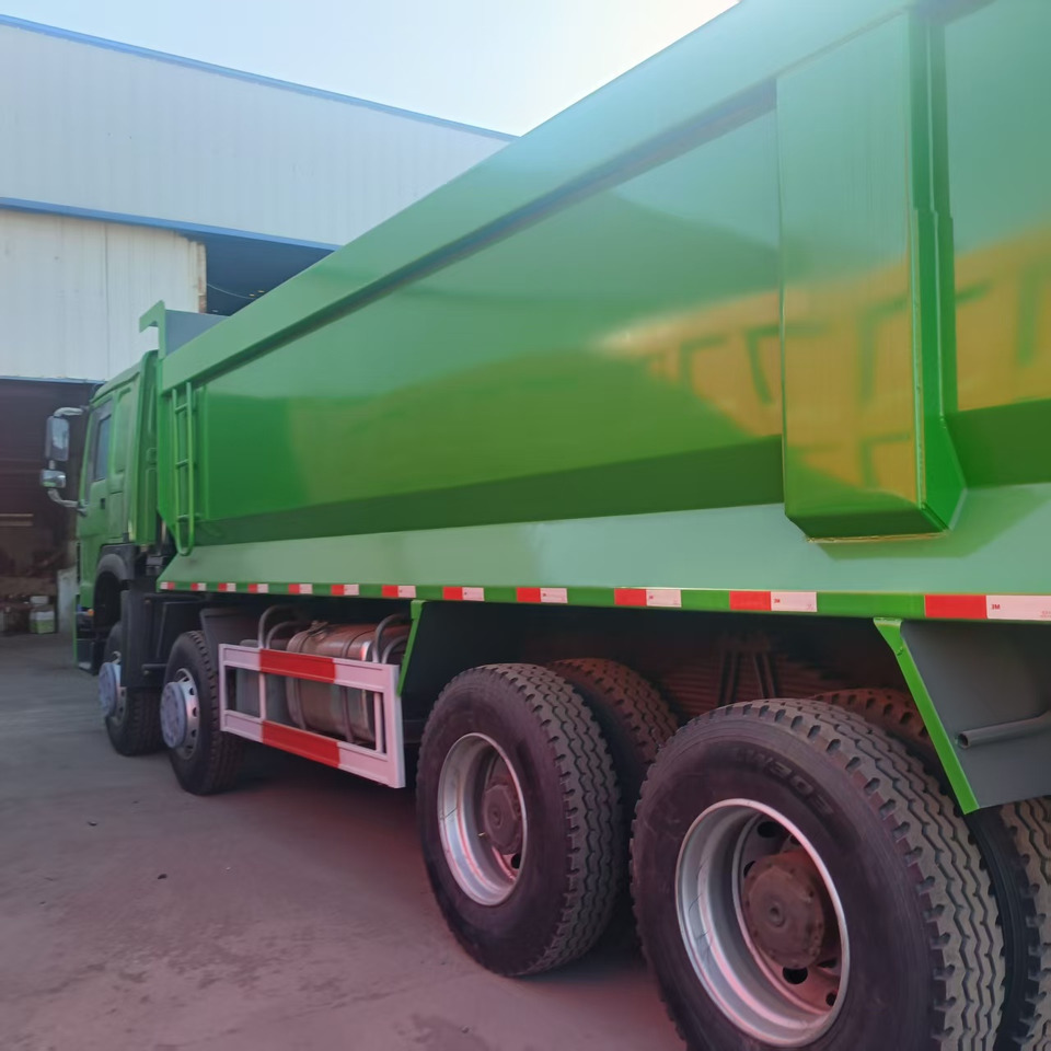 SINOTRUK HOWO 8x4 - Skříňový nákladní auto: obrázek 4 SINOTRUK HOWO 8x4 - Skříňový nákladní auto: obrázek 4