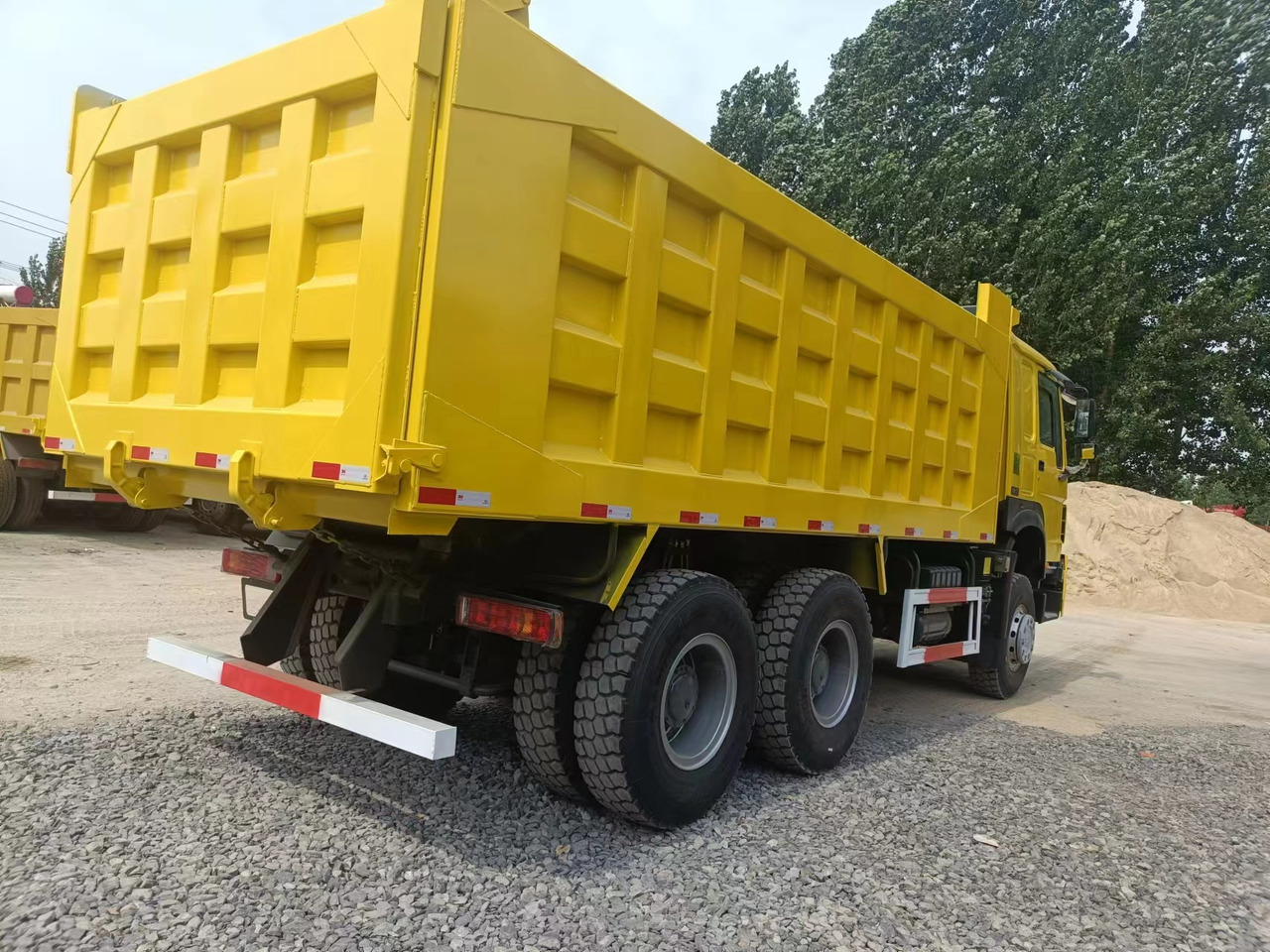 SINOTRUK HOWO - Sklápěč: obrázek 2 SINOTRUK HOWO - Sklápěč: obrázek 2