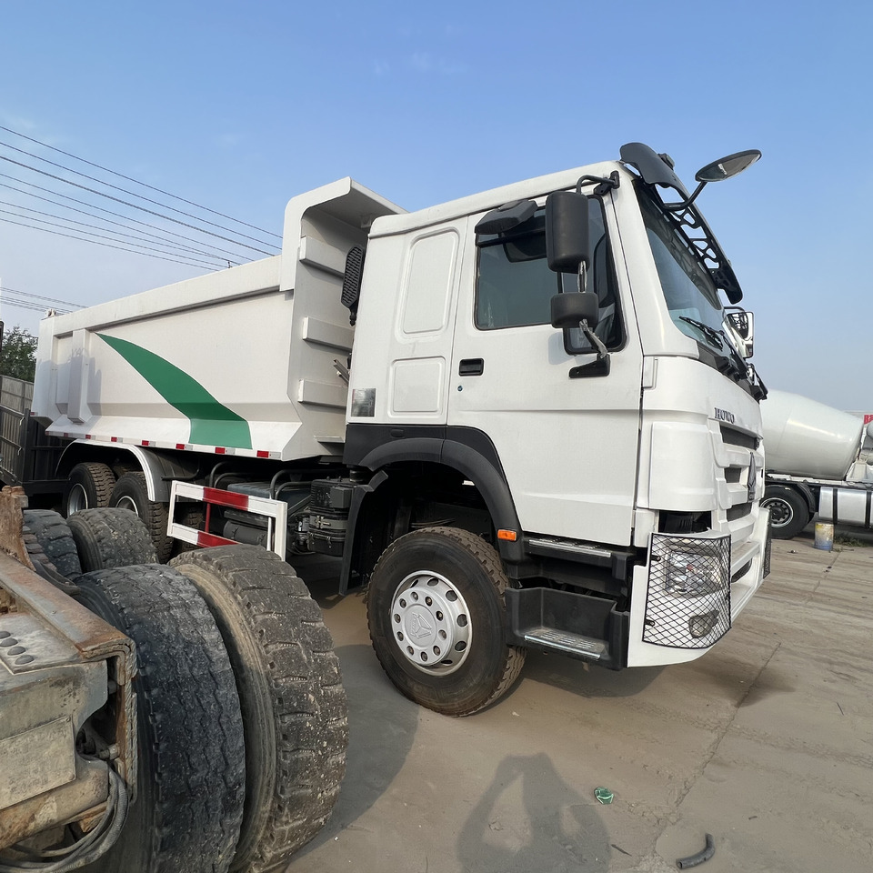 SINOTRUK HOWO - Skříňový nákladní auto: obrázek 2 SINOTRUK HOWO - Skříňový nákladní auto: obrázek 2