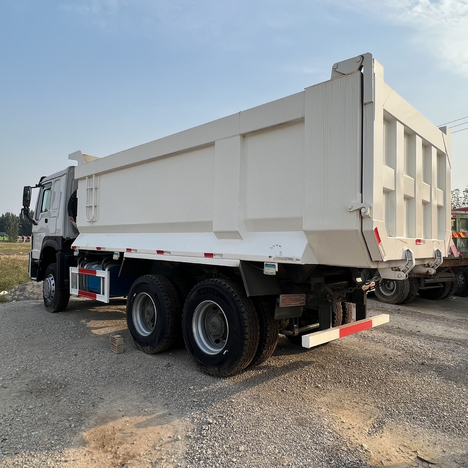 SINOTRUK HOWO - Skříňový nákladní auto: obrázek 1 SINOTRUK HOWO - Skříňový nákladní auto: obrázek 1
