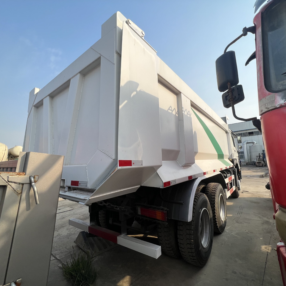 SINOTRUK HOWO - Skříňový nákladní auto: obrázek 2 SINOTRUK HOWO - Skříňový nákladní auto: obrázek 2