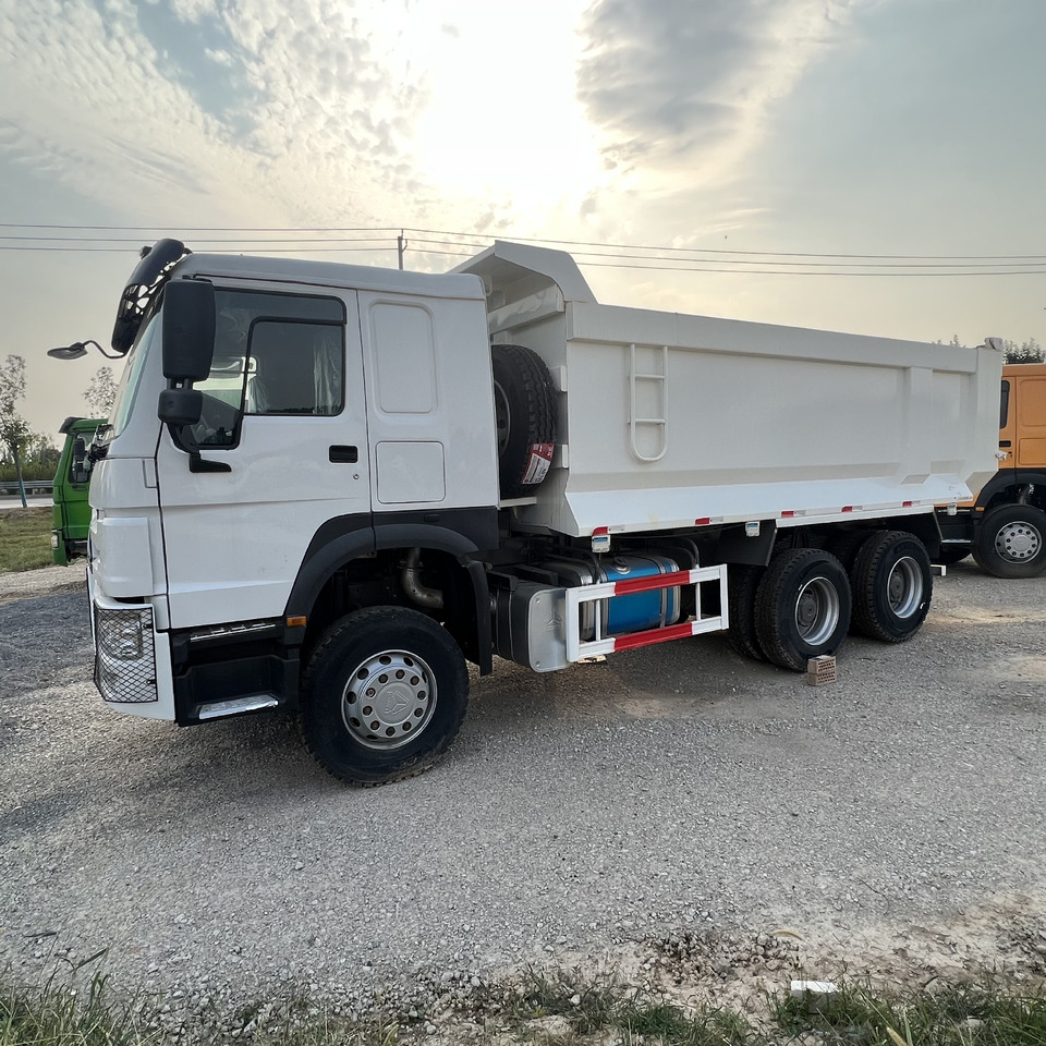 SINOTRUK HOWO - Skříňový nákladní auto: obrázek 2 SINOTRUK HOWO - Skříňový nákladní auto: obrázek 2