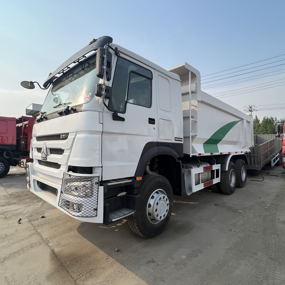SINOTRUK HOWO - Skříňový nákladní auto: obrázek 1 SINOTRUK HOWO - Skříňový nákladní auto: obrázek 1