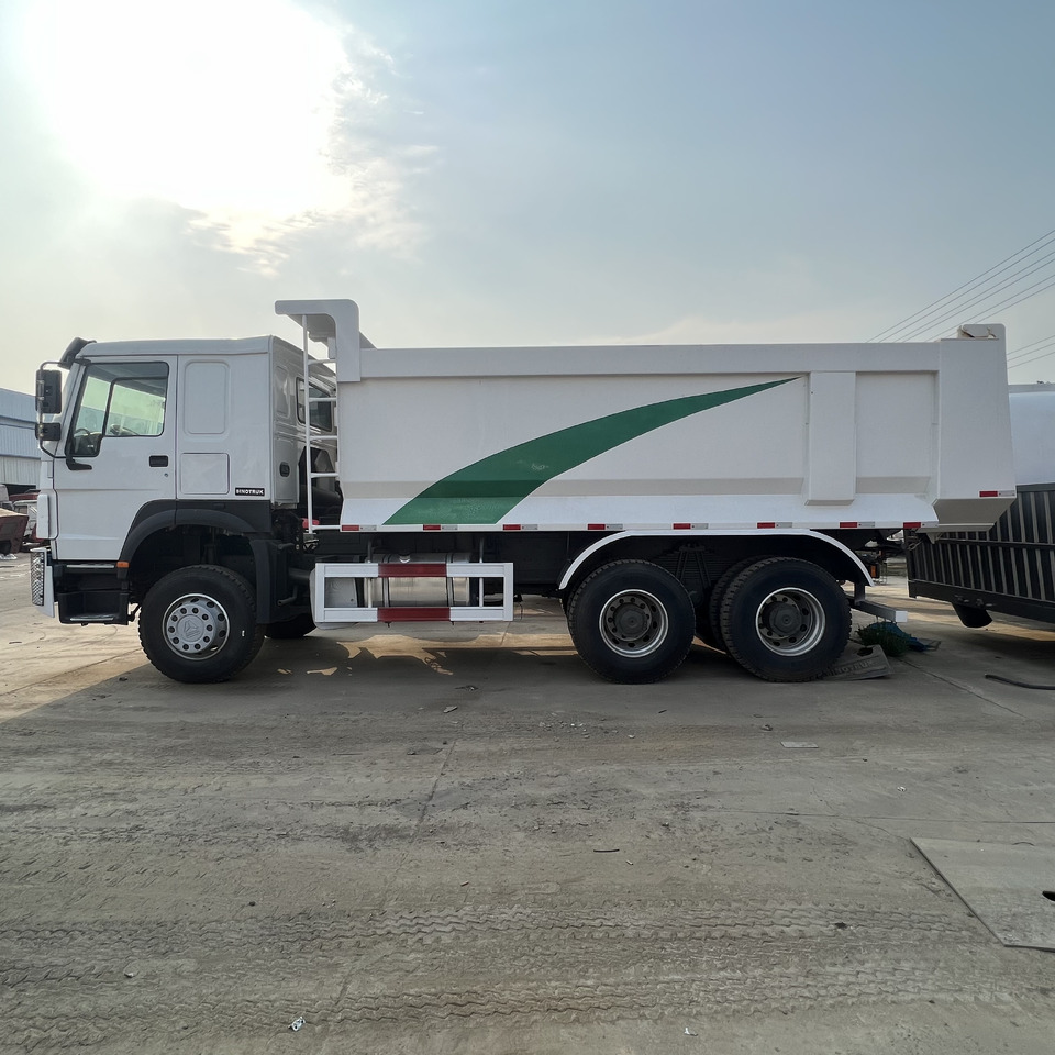 SINOTRUK HOWO - Skříňový nákladní auto: obrázek 1 SINOTRUK HOWO - Skříňový nákladní auto: obrázek 1