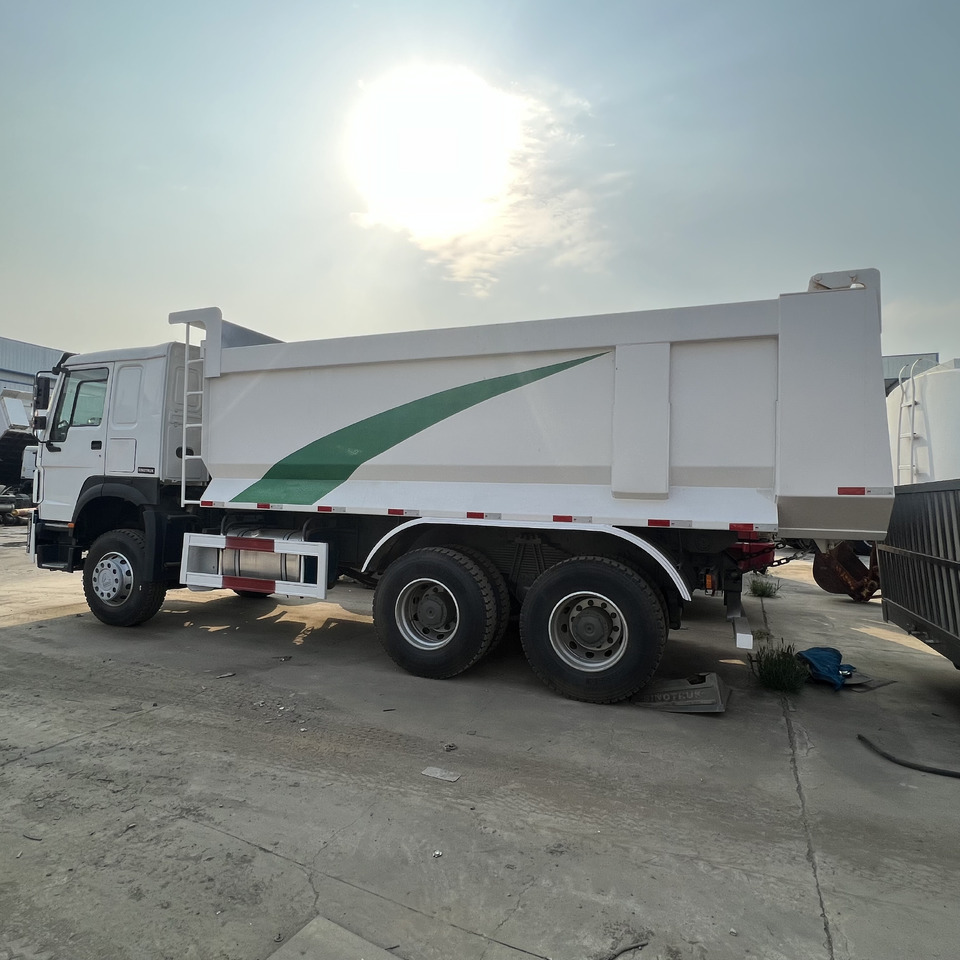 SINOTRUK HOWO - Skříňový nákladní auto: obrázek 4 SINOTRUK HOWO - Skříňový nákladní auto: obrázek 4