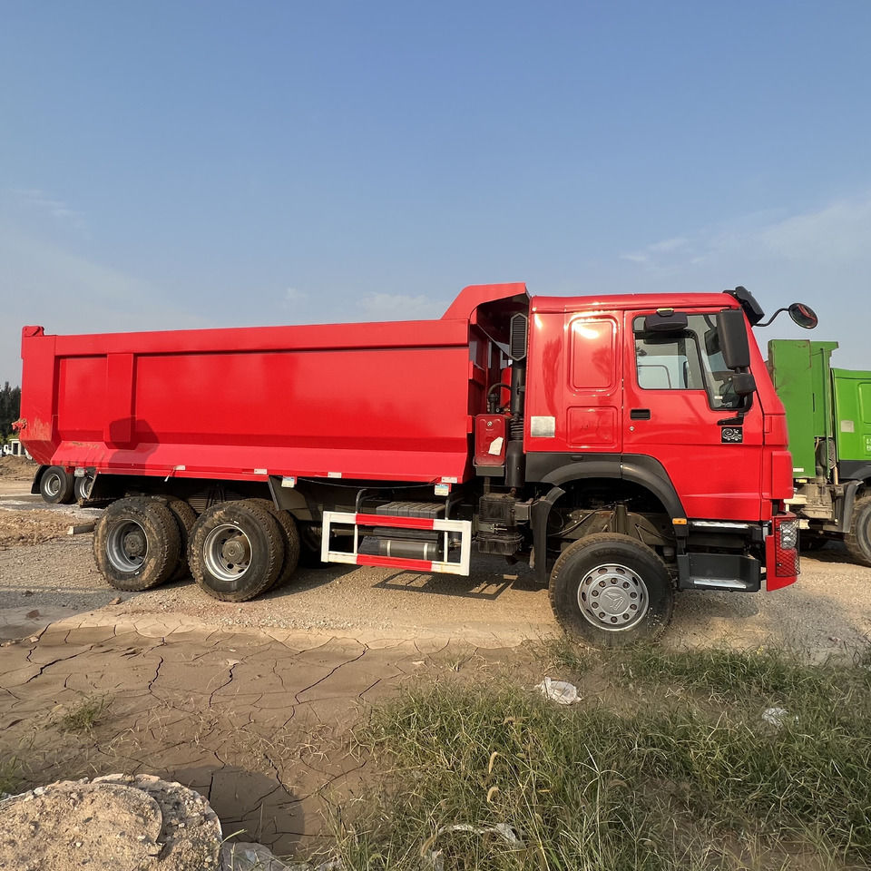 SINOTRUK HOWO - Skříňový nákladní auto: obrázek 1 SINOTRUK HOWO - Skříňový nákladní auto: obrázek 1