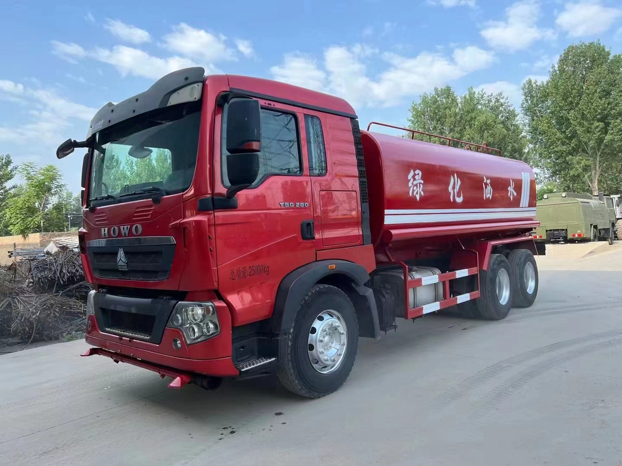 SINOTRUK HOWO sprinkler - Cisternové vozidlo: obrázek 3 SINOTRUK HOWO sprinkler - Cisternové vozidlo: obrázek 3