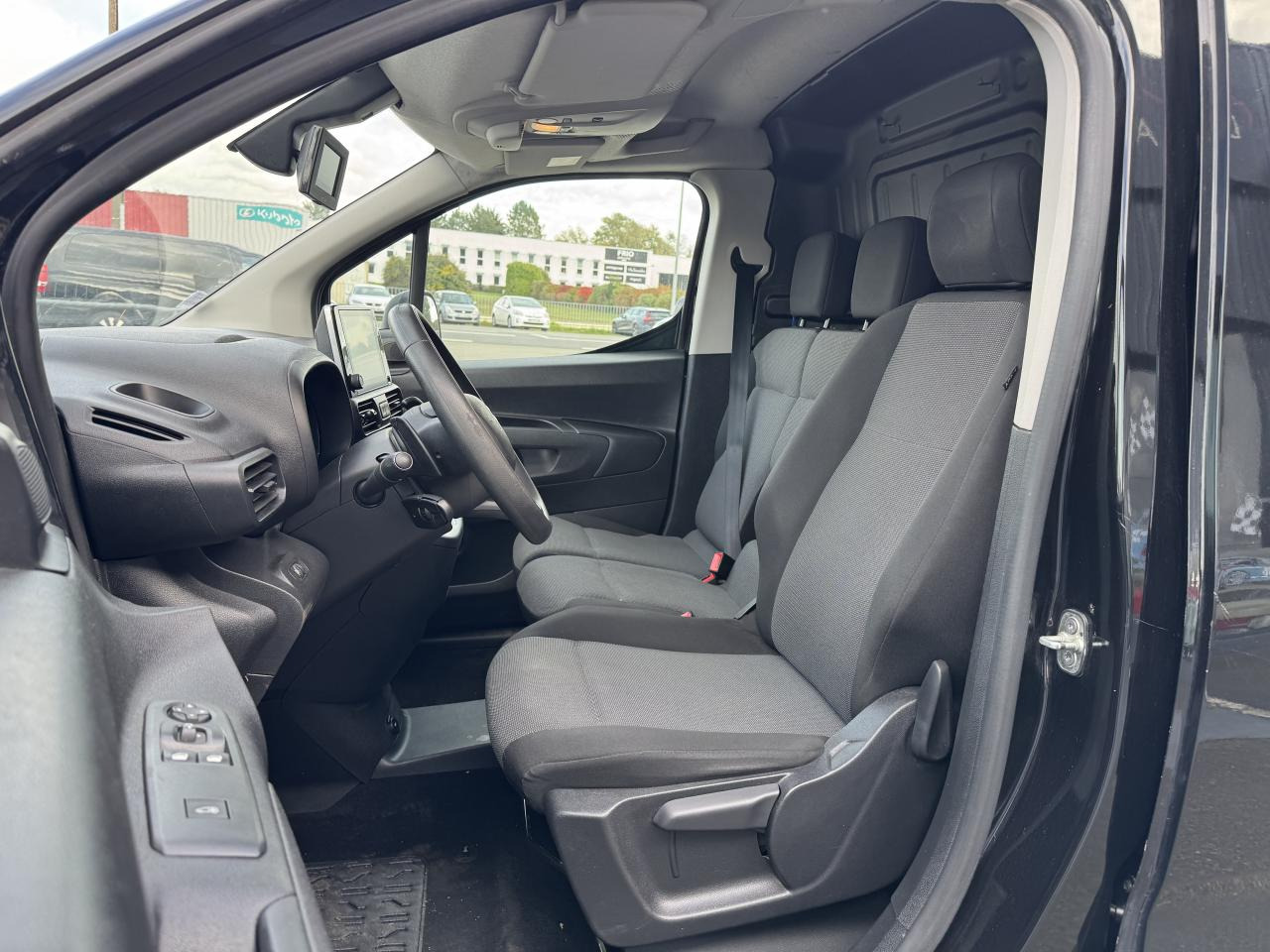 CITROEN Berlingo 1.5 BlueHDi S&S - 130 - BV EAT8 III FOURGON Fourgon M Driver 650 kg PHASE 1 - Furgon: obrázek 4 CITROEN Berlingo 1.5 BlueHDi S&S - 130 - BV EAT8 III FOURGON Fourgon M Driver 650 kg PHASE 1 - Furgon: obrázek 4