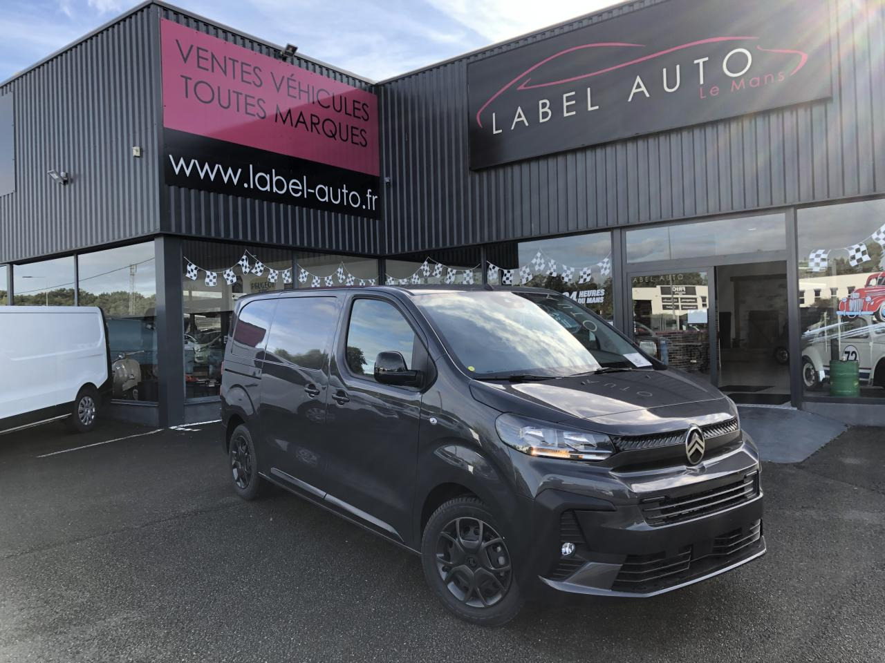 CITROEN Jumpy M 2.0 BlueHDi - 180 S&S - BV EAT8 III FOURGON . PHASE 2 - Furgon: obrázek 1 CITROEN Jumpy M 2.0 BlueHDi - 180 S&S - BV EAT8 III FOURGON . PHASE 2 - Furgon: obrázek 1