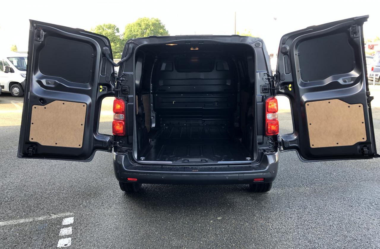 CITROEN Jumpy M 2.0 BlueHDi - 180 S&S - BV EAT8 III FOURGON . PHASE 2 - Furgon: obrázek 3 CITROEN Jumpy M 2.0 BlueHDi - 180 S&S - BV EAT8 III FOURGON . PHASE 2 - Furgon: obrázek 3