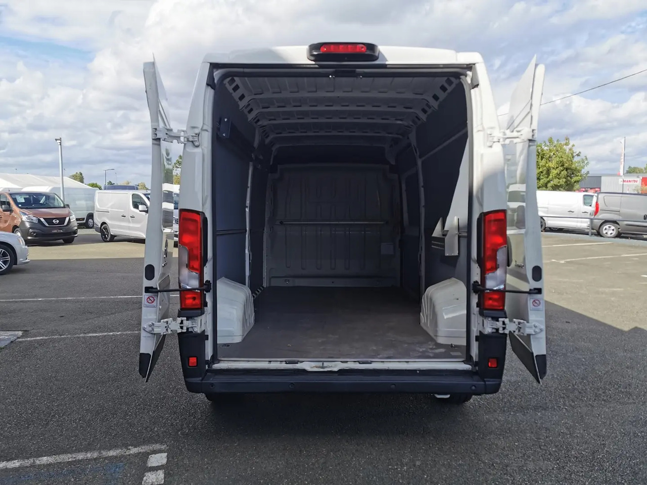 Citroen Jumper 35 L3H2 2.2 BLUEHDI 140 S&S CLUB - Furgon: obrázek 3 Citroen Jumper 35 L3H2 2.2 BLUEHDI 140 S&S CLUB - Furgon: obrázek 3