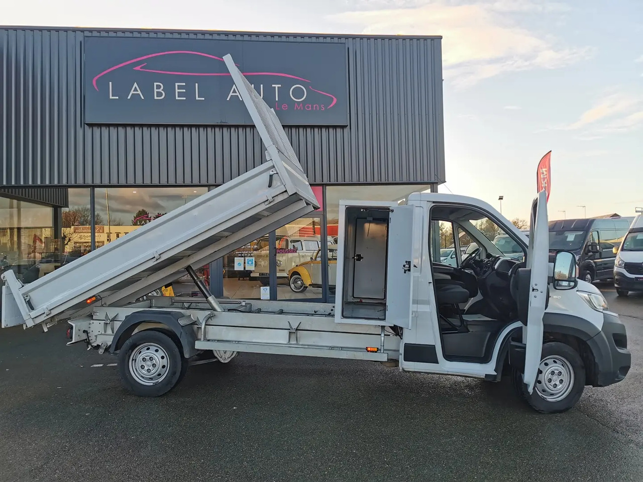 Fiat Ducato 3.5 MAXI L 2.3 MULTIJET 160CH ACIER PACK PRO NAV + COFFRE JPM E6D - Dodávka sklápěč: obrázek 1 Fiat Ducato 3.5 MAXI L 2.3 MULTIJET 160CH ACIER PACK PRO NAV + COFFRE JPM E6D - Dodávka sklápěč: obrázek 1