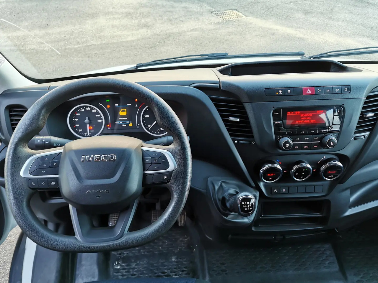 Iveco Daily 35C14 EMPATTEMENT 3750 - Dodávka sklápěč: obrázek 4 Iveco Daily 35C14 EMPATTEMENT 3750 - Dodávka sklápěč: obrázek 4