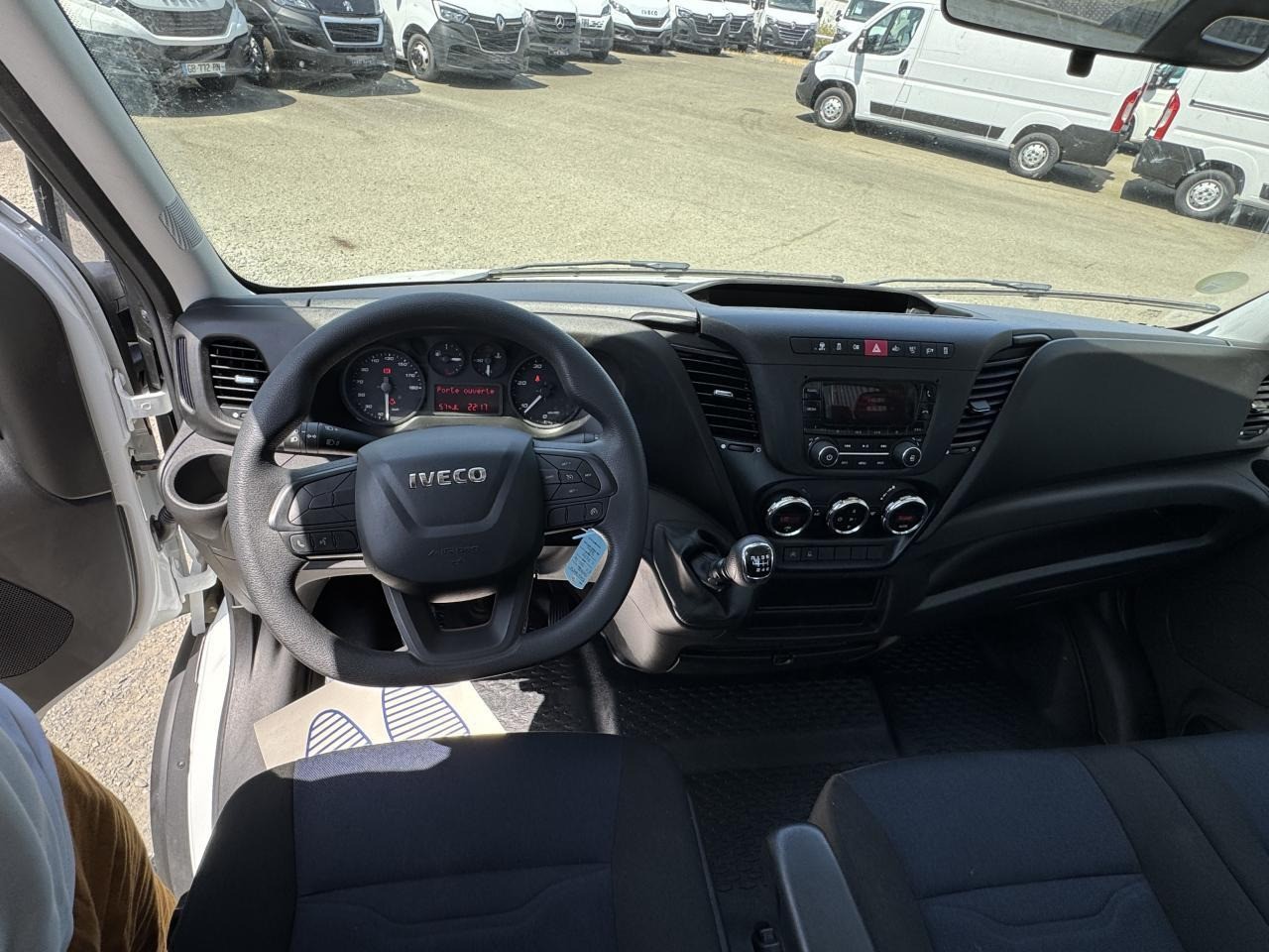 Iveco Daily IVECO PORTE VOITURE DEPANNEUSE 35 S 16 3L0 160 CH EMPATTEMENT 4100 PLATEAU FIX ALU EQUIP M - Přepravník automobilů: obrázek 4 Iveco Daily IVECO PORTE VOITURE DEPANNEUSE 35 S 16 3L0 160 CH EMPATTEMENT 4100 PLATEAU FIX ALU EQUIP M - Přepravník automobilů: obrázek 4