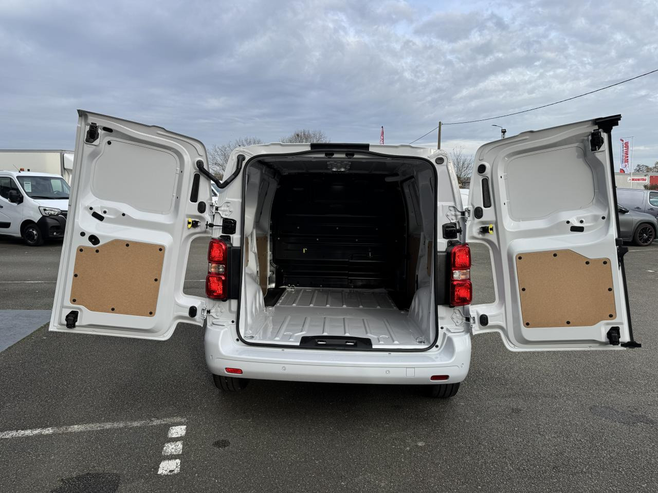 PEUGEOT Expert M 2.0 BlueHDi - 180 S&S - BV EAT8 III FOURGON Fourgon PHASE 2 - Furgon: obrázek 3 PEUGEOT Expert M 2.0 BlueHDi - 180 S&S - BV EAT8 III FOURGON Fourgon PHASE 2 - Furgon: obrázek 3