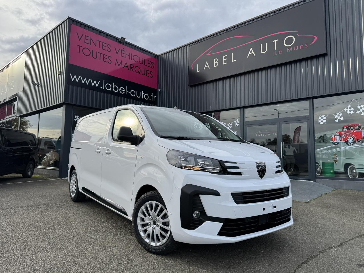 PEUGEOT Expert M 2.0 BlueHDi - 180 S&S - BV EAT8 III FOURGON Fourgon PHASE 2 - Furgon: obrázek 4 PEUGEOT Expert M 2.0 BlueHDi - 180 S&S - BV EAT8 III FOURGON Fourgon PHASE 2 - Furgon: obrázek 4