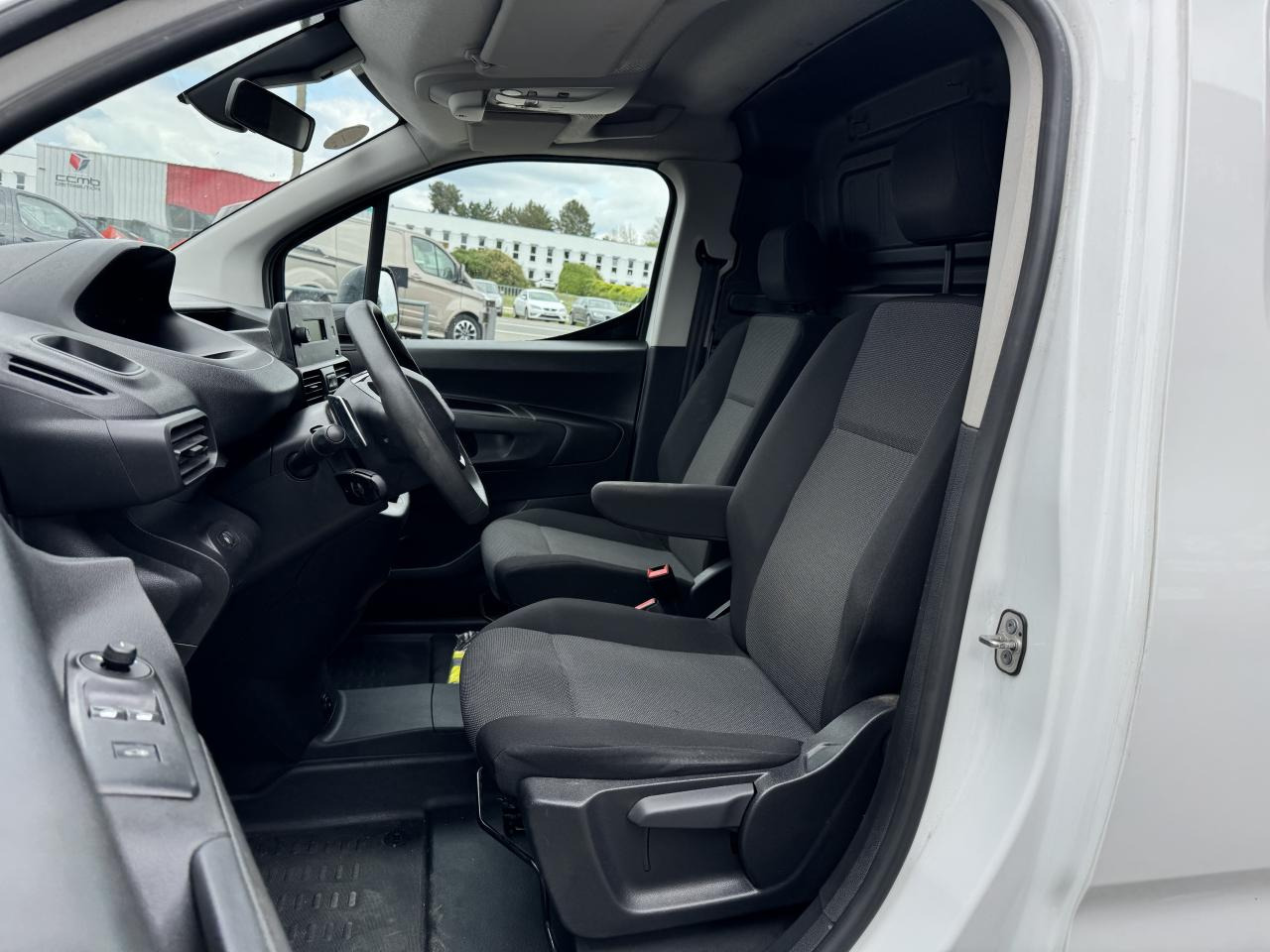 PEUGEOT PARTNER M 650 KG 1.5 HDI 130 CH EAT-8 2 PL PREMIUM - Furgon: obrázek 4 PEUGEOT PARTNER M 650 KG 1.5 HDI 130 CH EAT-8 2 PL PREMIUM - Furgon: obrázek 4