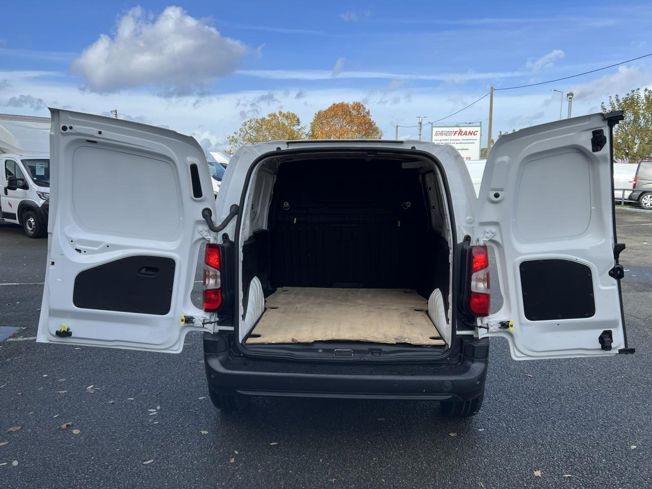 PEUGEOT Partner Standard 1.5 BlueHDi 130 CH 3 places Asphalt FOURGON - Furgon: obrázek 3 PEUGEOT Partner Standard 1.5 BlueHDi 130 CH 3 places Asphalt FOURGON - Furgon: obrázek 3