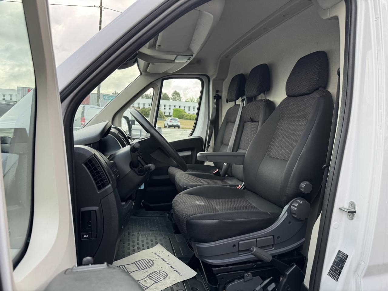 PEUGEOT boxer 333 L2H2 2.2 BLUEHDI S&S 140CH ASPHALT - Furgon: obrázek 4 PEUGEOT boxer 333 L2H2 2.2 BLUEHDI S&S 140CH ASPHALT - Furgon: obrázek 4