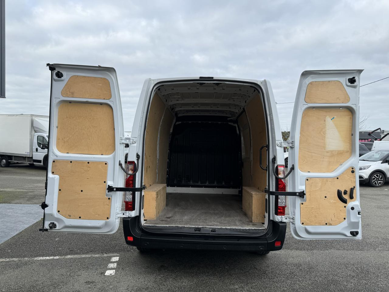 RENAULT MASTER 3T3 L2H2 2.3 DCI 135CH CONFORT - Furgon: obrázek 3 RENAULT MASTER 3T3 L2H2 2.3 DCI 135CH CONFORT - Furgon: obrázek 3