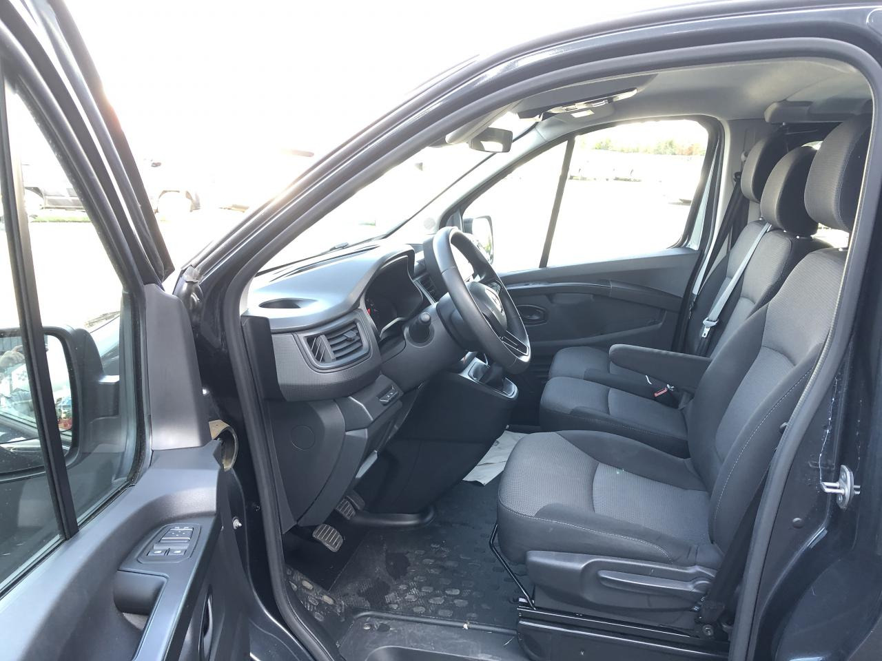 RENAULT Trafic L2 2.0 Energy dCi - 150 - S&S III COMBI Combi Zen L2H1 PHASE 3 - Mikrobus: obrázek 4 RENAULT Trafic L2 2.0 Energy dCi - 150 - S&S III COMBI Combi Zen L2H1 PHASE 3 - Mikrobus: obrázek 4