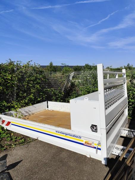 Plateau acier 3120 x 2000 x 330 mm utiles Ridelles acier + Coffre Acier dos cabine 1850 x 600 x 880(ht) mm - Nástroj/ Vybavení: obrázek 1 Plateau acier 3120 x 2000 x 330 mm utiles Ridelles acier + Coffre Acier dos cabine 1850 x 600 x 880(ht) mm - Nástroj/ Vybavení: obrázek 1