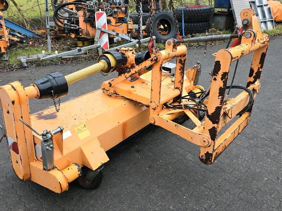 Dücker FKM 2200 Frontkehrmaschine Kehrmaschine Straßenkehrmaschine Kehrbesen für Unimog UGE UGN 405 427 424 U 300 400 500 - Zametač: obrázek 4 Dücker FKM 2200 Frontkehrmaschine Kehrmaschine Straßenkehrmaschine Kehrbesen für Unimog UGE UGN 405 427 424 U 300 400 500 - Zametač: obrázek 4