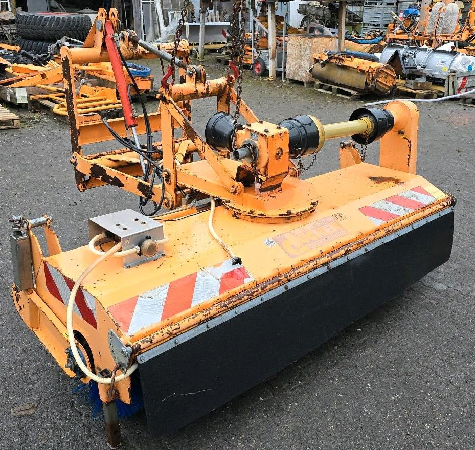 Dücker FKM 2200 Frontkehrmaschine Kehrmaschine Straßenkehrmaschine Kehrbesen für Unimog UGE UGN 405 427 424 U 300 400 500 - Zametač: obrázek 2 Dücker FKM 2200 Frontkehrmaschine Kehrmaschine Straßenkehrmaschine Kehrbesen für Unimog UGE UGN 405 427 424 U 300 400 500 - Zametač: obrázek 2