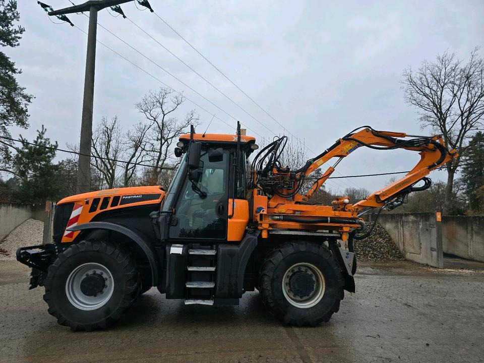 JCB 3200 Fastrac XTRA 2015 220Ps 3220 Bamford Traktor mit Mulag MHU MHS 800 Mähausleger Böschungsmäher Böschungsmulcher - Traktor: obrázek 2 JCB 3200 Fastrac XTRA 2015 220Ps 3220 Bamford Traktor mit Mulag MHU MHS 800 Mähausleger Böschungsmäher Böschungsmulcher - Traktor: obrázek 2