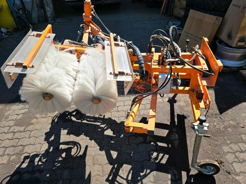 Leitpfostenwaschgerät WV 3-L für Unimog 405/10 405/12 U300 u400 300 500 318 218 423 430 530 Schmidt - Zametač: obrázek 1 Leitpfostenwaschgerät WV 3-L für Unimog 405/10 405/12 U300 u400 300 500 318 218 423 430 530 Schmidt - Zametač: obrázek 1