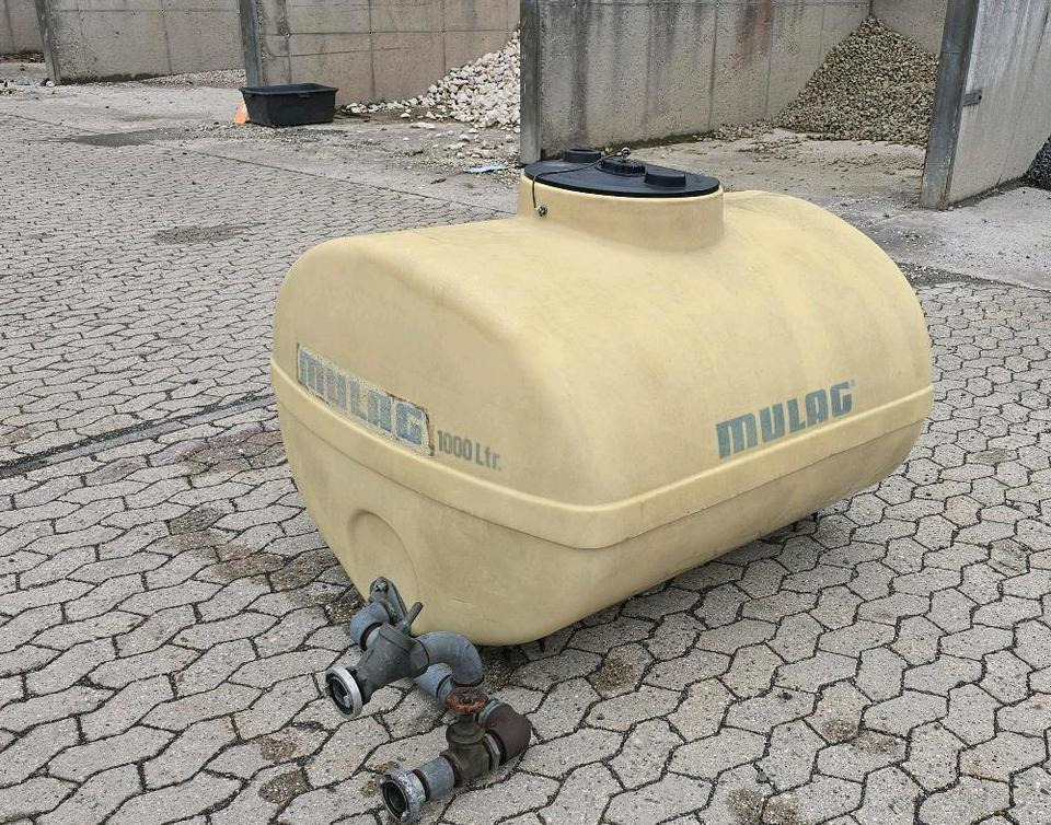 Schmidt Mulag 1m3 Wassertank Wasserfass Speidel für Unimog UGE UGN 405 U300 400 500 427 430 LKW Boschung wassertank Laugentank Bewässerung 5000liter - Cisternový kontejner: obrázek 1 Schmidt Mulag 1m3 Wassertank Wasserfass Speidel für Unimog UGE UGN 405 U300 400 500 427 430 LKW Boschung wassertank Laugentank Bewässerung 5000liter - Cisternový kontejner: obrázek 1